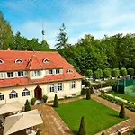 מלון Waldhotel 5*